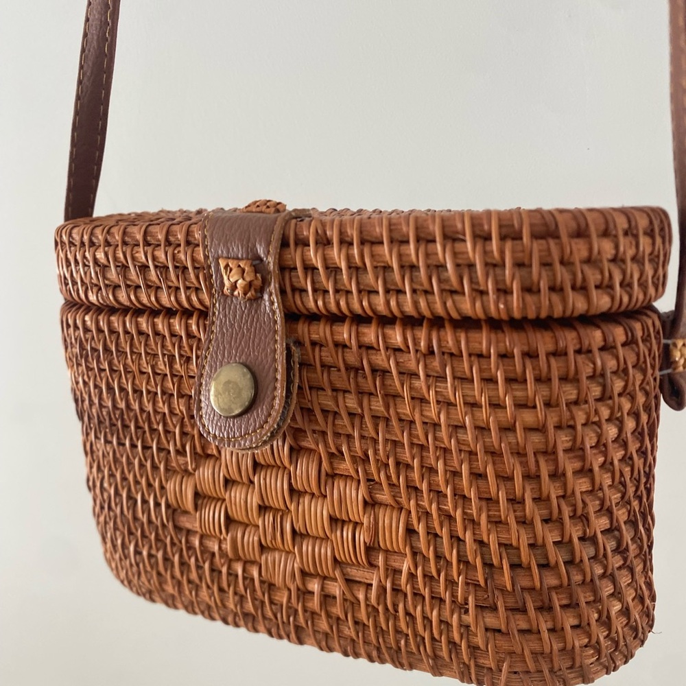 Elegant Tan Woven Shoulder Bag